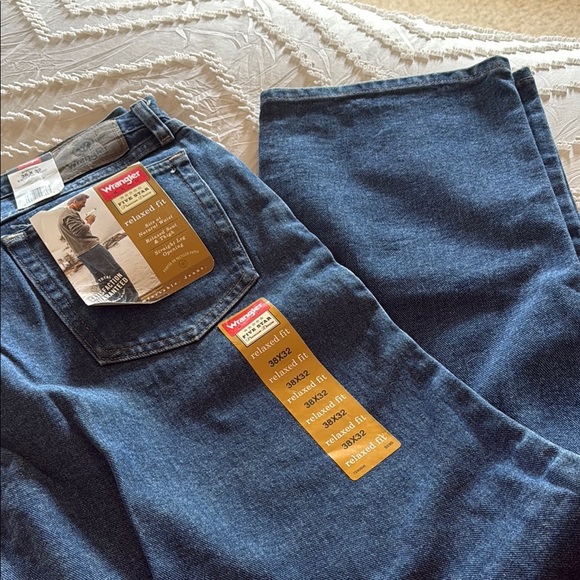 Men’s Wrangler Blue Relaxed Fit Jeans Classic Style 38x32 NWT - Picture 4 of 12